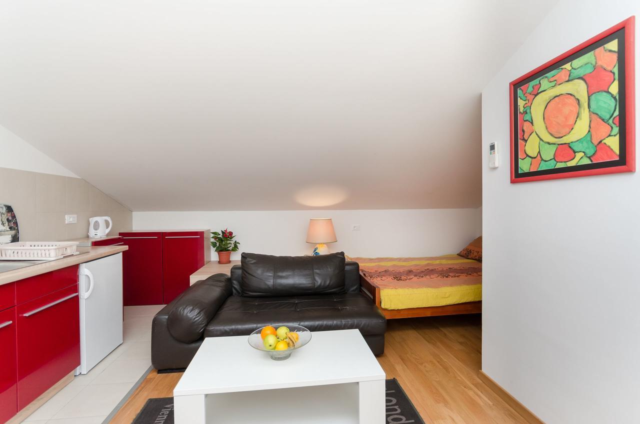 Apartment Goran ロヴィニ エクステリア 写真